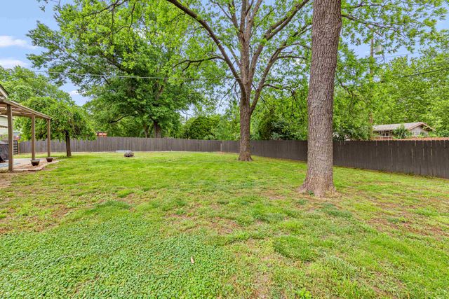 944 N Valleyview Ln, Wichita, KS 67212