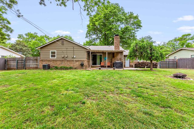 944 N Valleyview Ln, Wichita, KS 67212