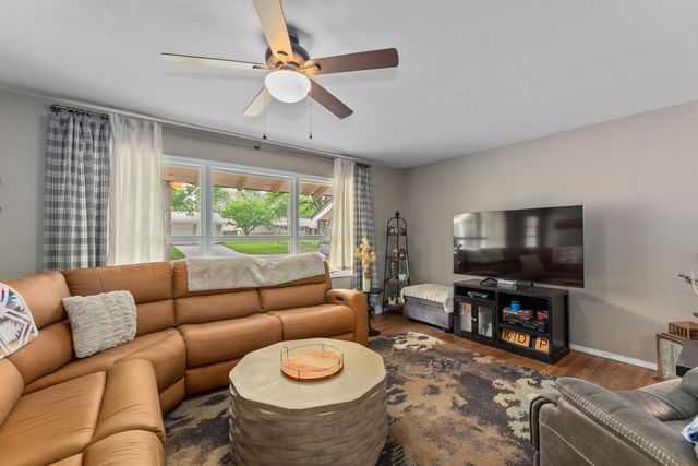 944 N Valleyview Ln, Wichita, KS 67212