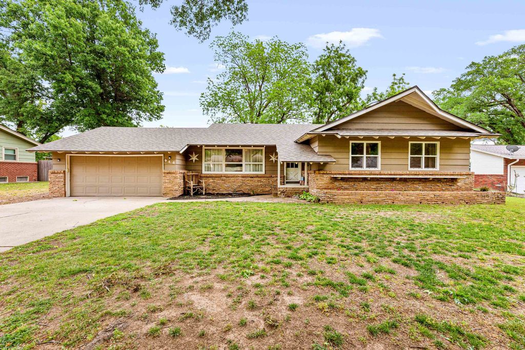 944 N Valleyview Ln, Wichita, KS 67212