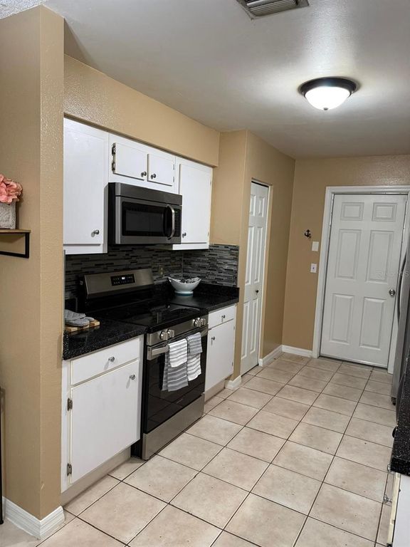 Image 8 of property listing at 5871 NORTH LANE, Orlando, FL 32808