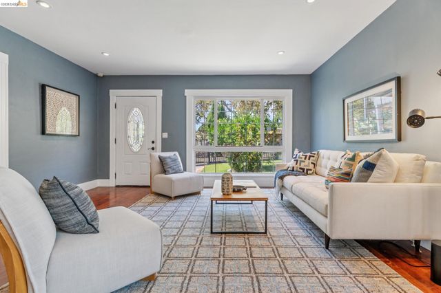 2960 106Th Ave, Oakland, CA 94605