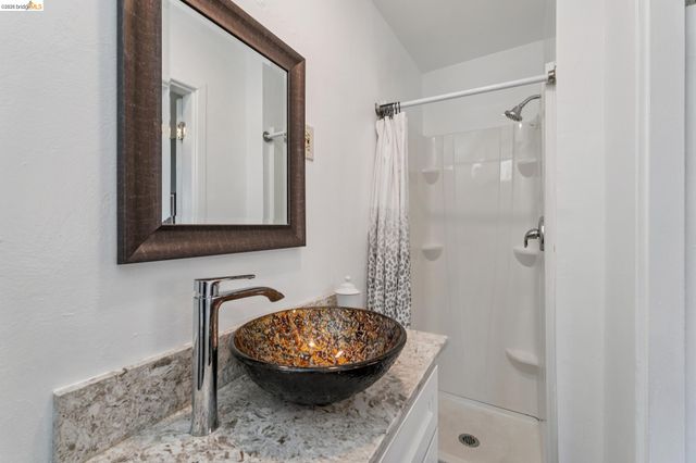 2960 106Th Ave, Oakland, CA 94605