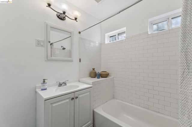 2960 106Th Ave, Oakland, CA 94605