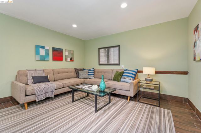 2960 106Th Ave, Oakland, CA 94605