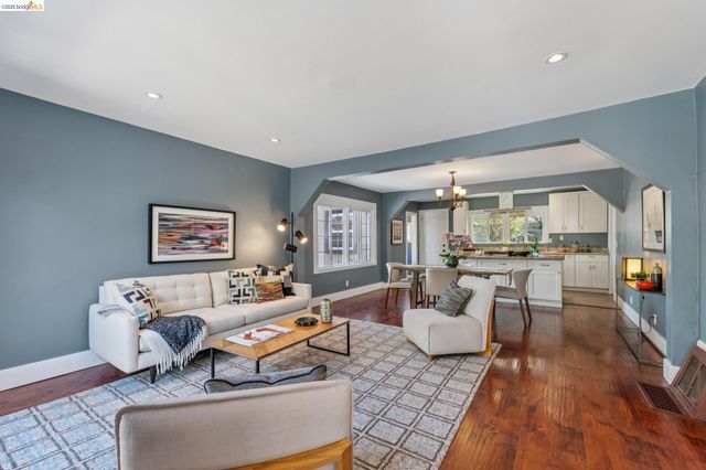 2960 106Th Ave, Oakland, CA 94605
