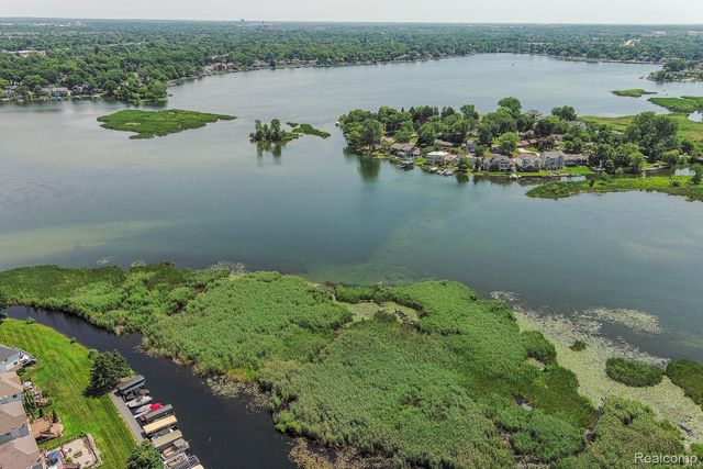 1074 Sandpiper Drive, Waterford Charter Township, MI 48328