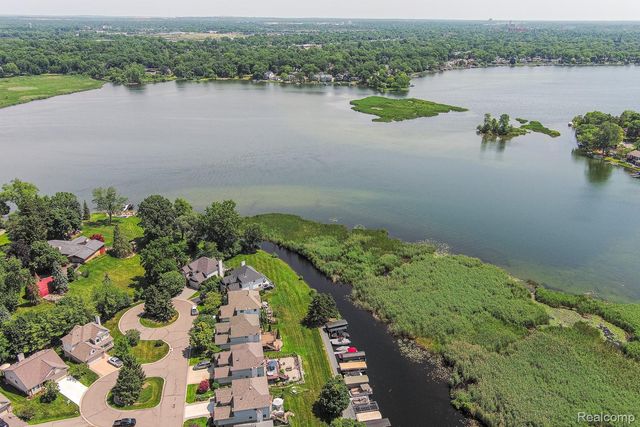 1074 Sandpiper Drive, Waterford Charter Township, MI 48328