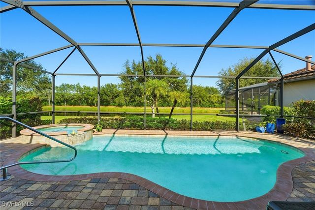 2906 Aviamar CIR, Naples, FL 34114