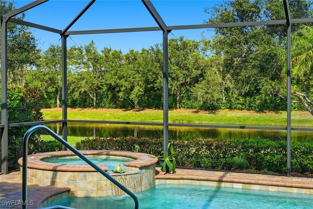 2906 Aviamar CIR, Naples, FL 34114