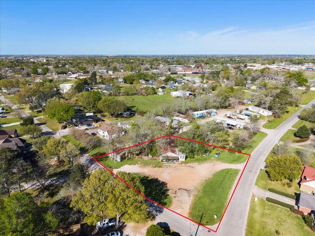 805 Frydek Road, Sealy, TX 77474