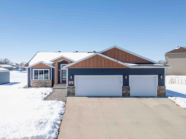 3825 16th Street S, Moorhead, MN 56560