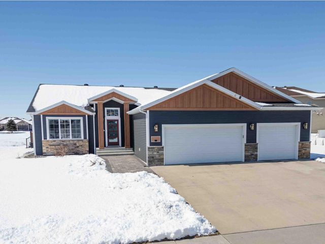 3825 16th Street S, Moorhead, MN 56560