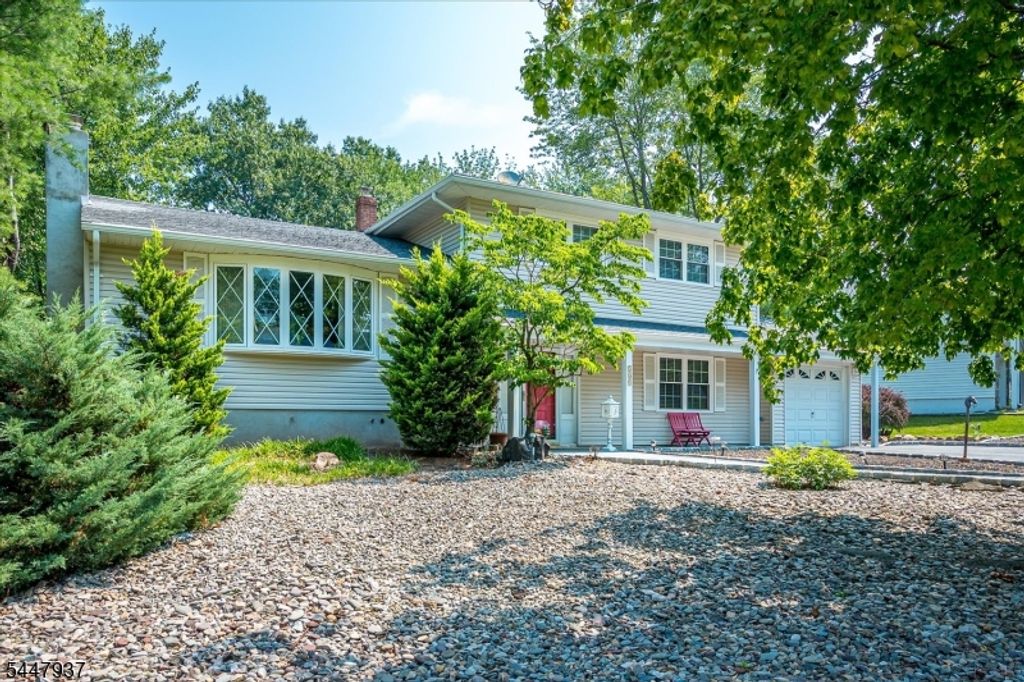 560 Wakefield Dr, Metuchen Boro, NJ 08840 — photo 3