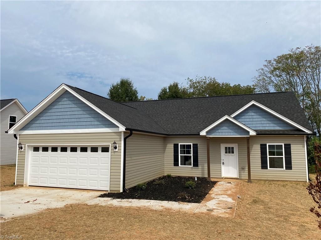 411 E Lee Avenue, Yadkinville, NC 27055