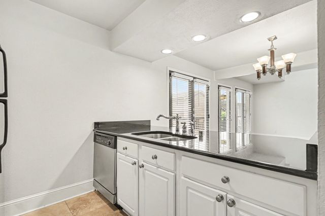 5926 Sandhurst Lane 223, Dallas, TX 75206