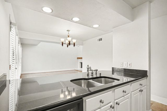 5926 Sandhurst Lane 223, Dallas, TX 75206
