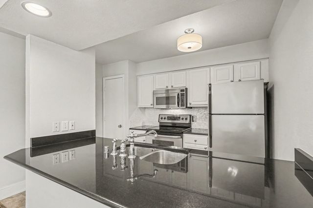 5926 Sandhurst Lane 223, Dallas, TX 75206