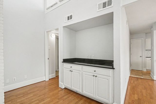 5926 Sandhurst Lane 223, Dallas, TX 75206