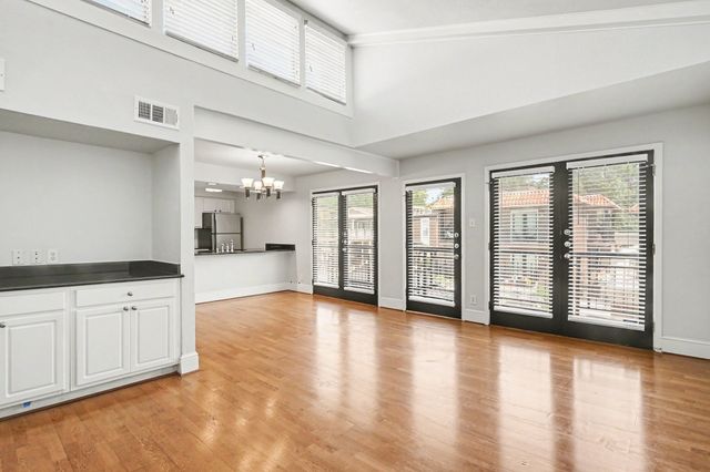 5926 Sandhurst Lane 223, Dallas, TX 75206