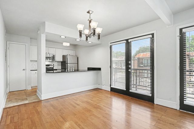 5926 Sandhurst Lane 223, Dallas, TX 75206