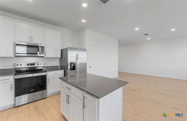203 Green Berets Bend, Jarrell, TX 76537