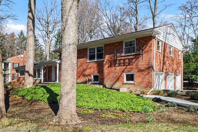 22724 King Richard Court, Beverly Hills, MI 48025