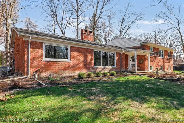 22724 King Richard Court, Beverly Hills, MI 48025