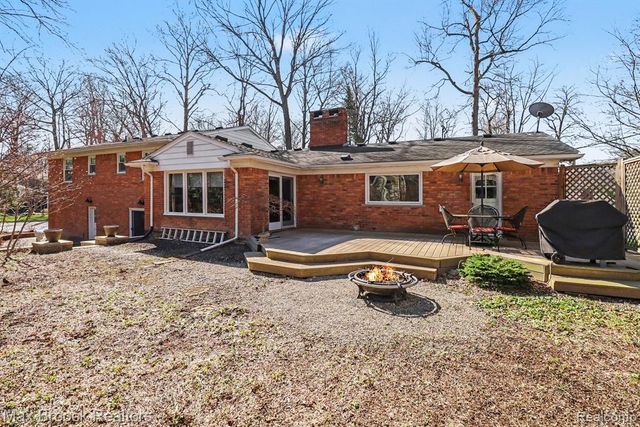 22724 King Richard Court, Beverly Hills, MI 48025