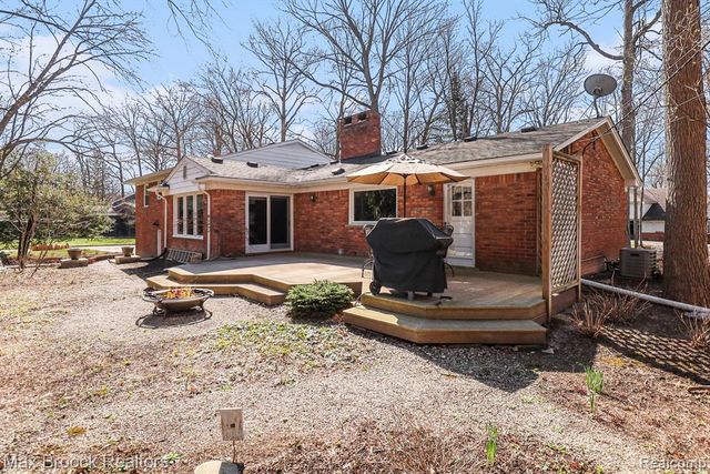 22724 King Richard Court, Beverly Hills, MI 48025