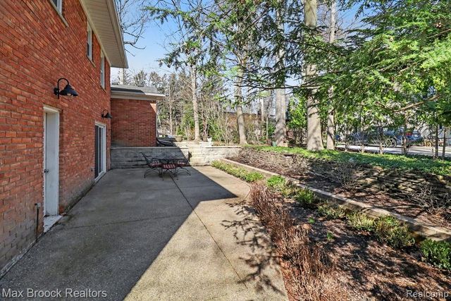 22724 King Richard Court, Beverly Hills, MI 48025