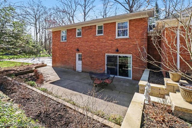 22724 King Richard Court, Beverly Hills, MI 48025