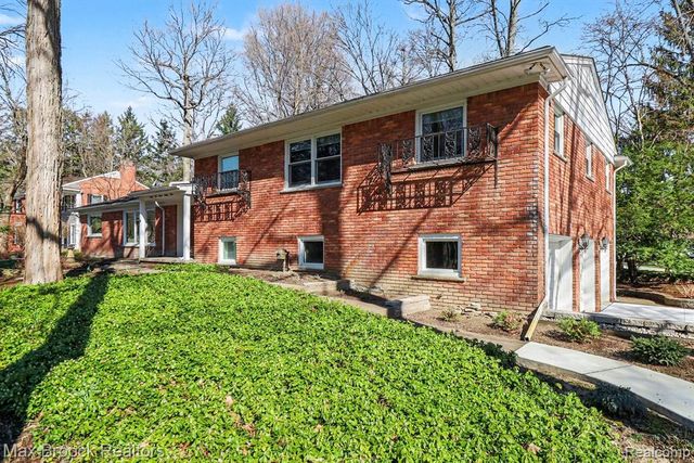 22724 King Richard Court, Beverly Hills, MI 48025
