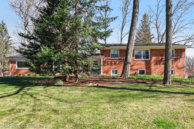 22724 King Richard Court, Beverly Hills, MI 48025
