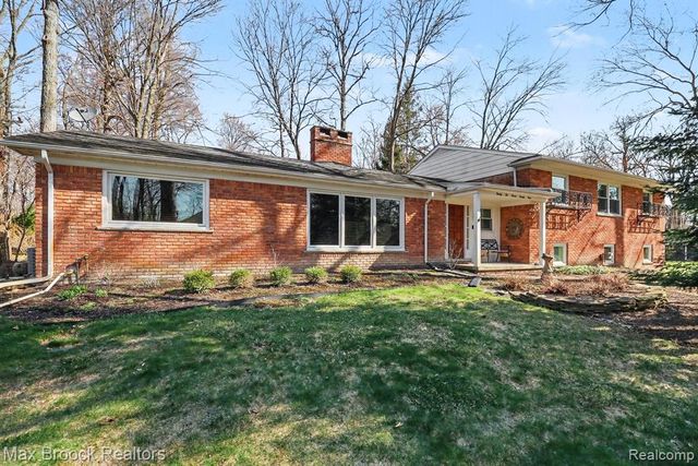 22724 King Richard Court, Beverly Hills, MI 48025