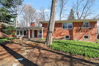 22724 King Richard Court, Beverly Hills, MI 48025