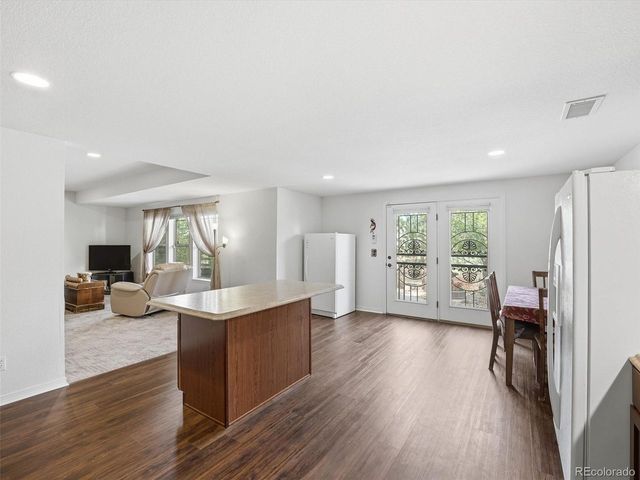 6945 S Robertsdale Way, Aurora, CO 80016