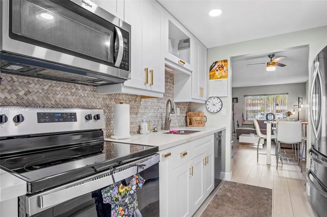 19 Abbey Ln 104, Delray Beach, FL 33446