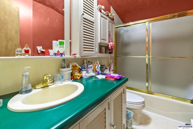 905 Sycamore Drive, Lincoln, NE 68510