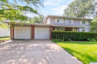 905 Sycamore Drive, Lincoln, NE 68510