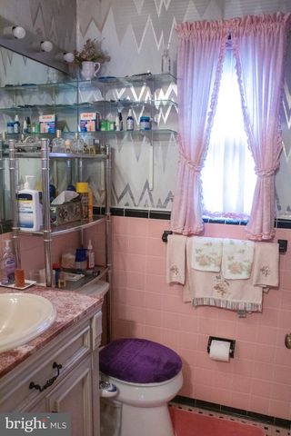 526 S CARLIN SPRINGS RD, Arlington, VA 22204