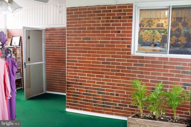 526 S CARLIN SPRINGS RD, Arlington, VA 22204