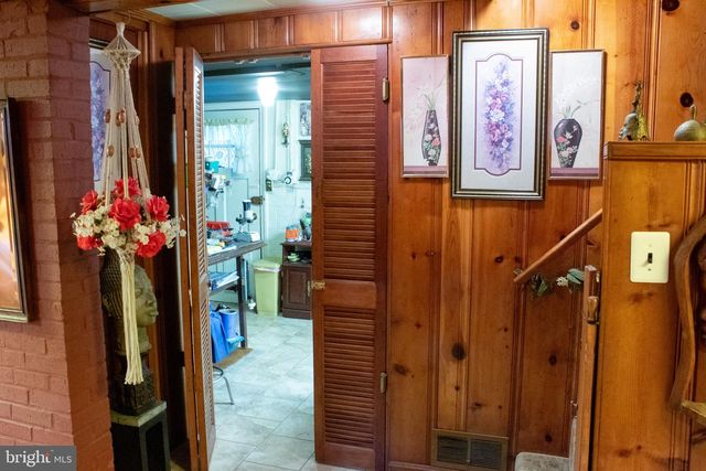 526 S CARLIN SPRINGS RD, Arlington, VA 22204