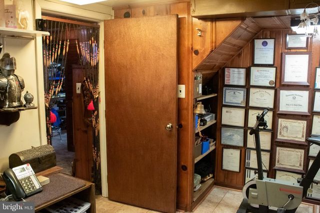 526 S CARLIN SPRINGS RD, Arlington, VA 22204