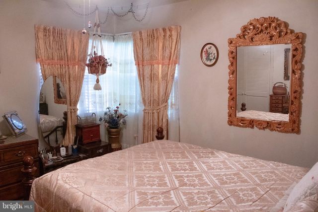 526 S CARLIN SPRINGS RD, Arlington, VA 22204