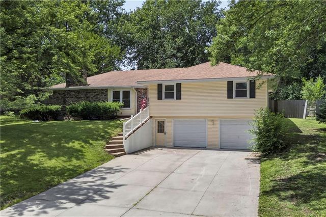218 Oak Hill Street, Lansing, KS 66043