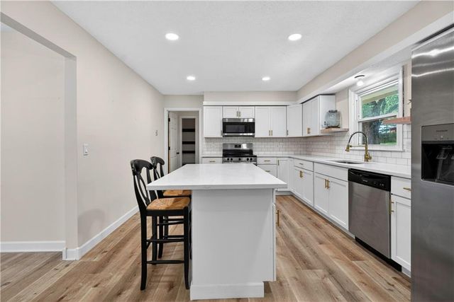 218 Oak Hill Street, Lansing, KS 66043