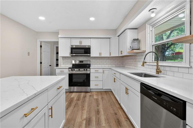 218 Oak Hill Street, Lansing, KS 66043