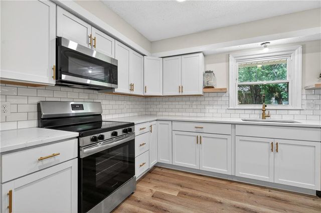 218 Oak Hill Street, Lansing, KS 66043