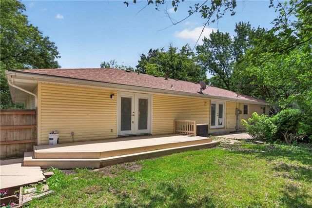 218 Oak Hill Street, Lansing, KS 66043
